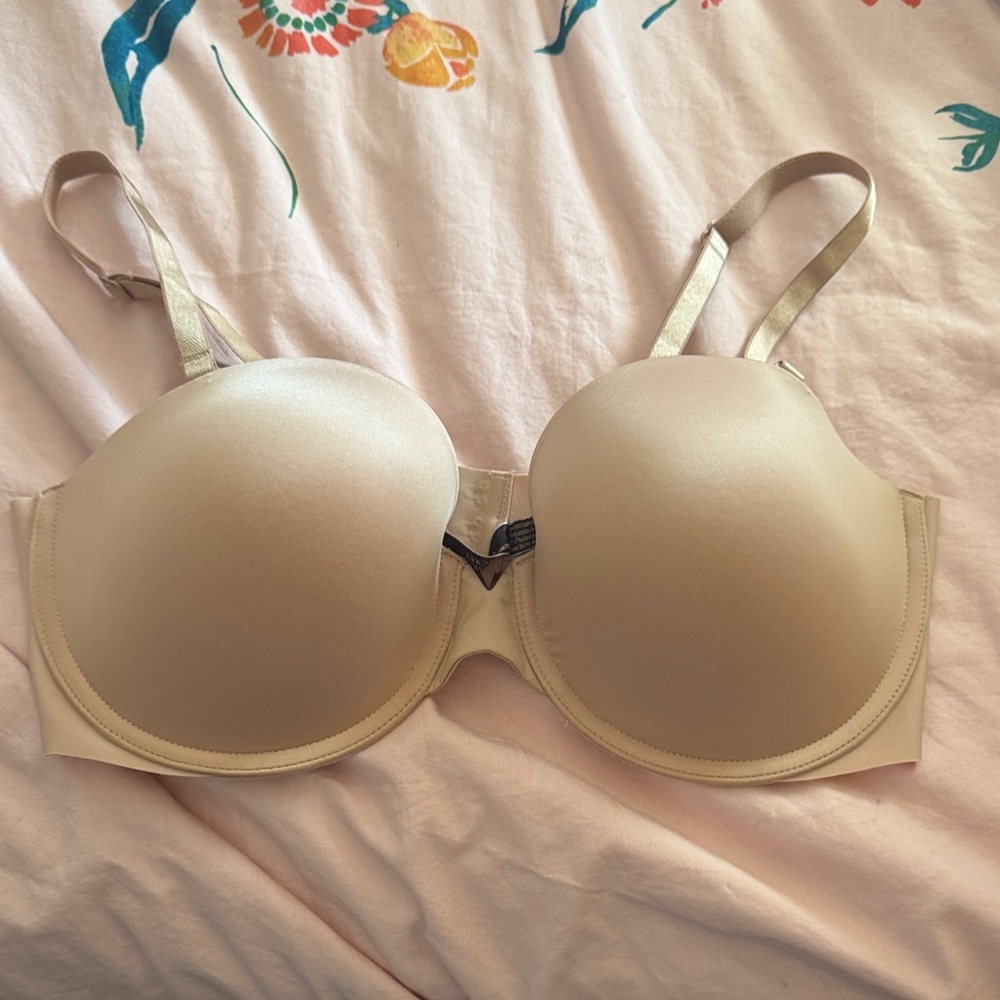 Victoria's Secret Light Beige Everyday T-Shirt Bra; convertible.